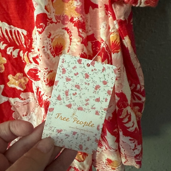 Free People Baja Babe Red Floral Print Tie Back Cold Shoulder Tee Size XS NWT - Picture 6 of 11